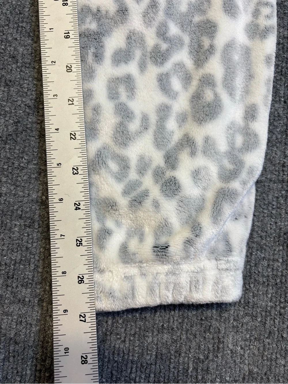 UGG Gray Animal Print Plush Fleece Jogger Sweatpants Women's Small EUC So Soft!